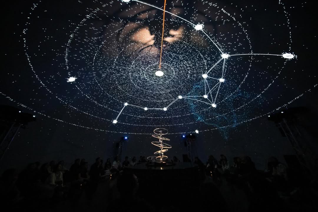 位置力场 — 观众移动轨迹驱动粒子流向的穹顶实拍