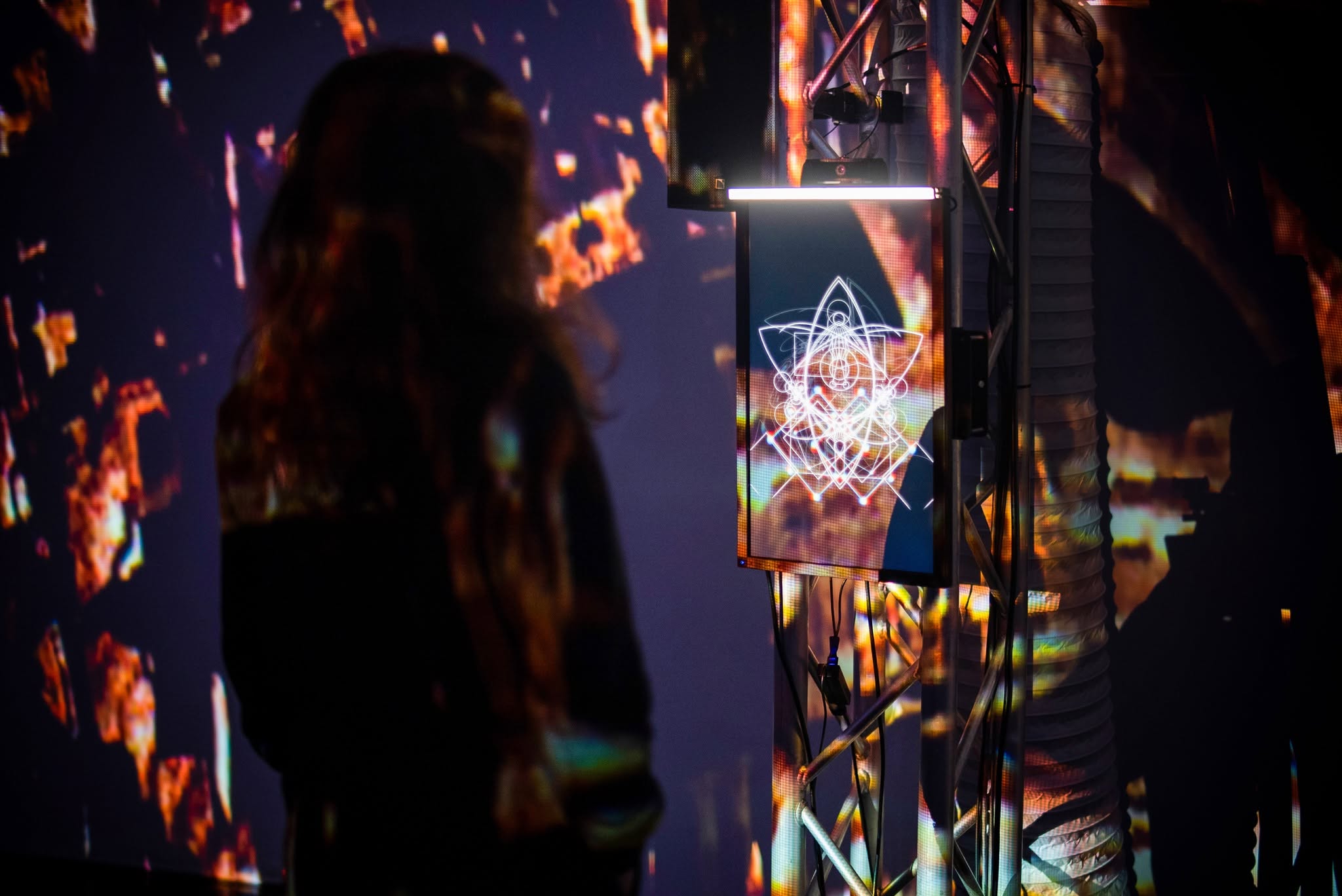 FutureScope 穹顶展现场 — 观众驻足于装置符号屏前